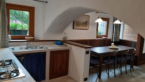 Kühlschrank, Mikrowelle, Herdplatte, Geschirrspüler