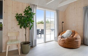 TV, table tennis - Amazing home in Henne with kitchen (Henne)