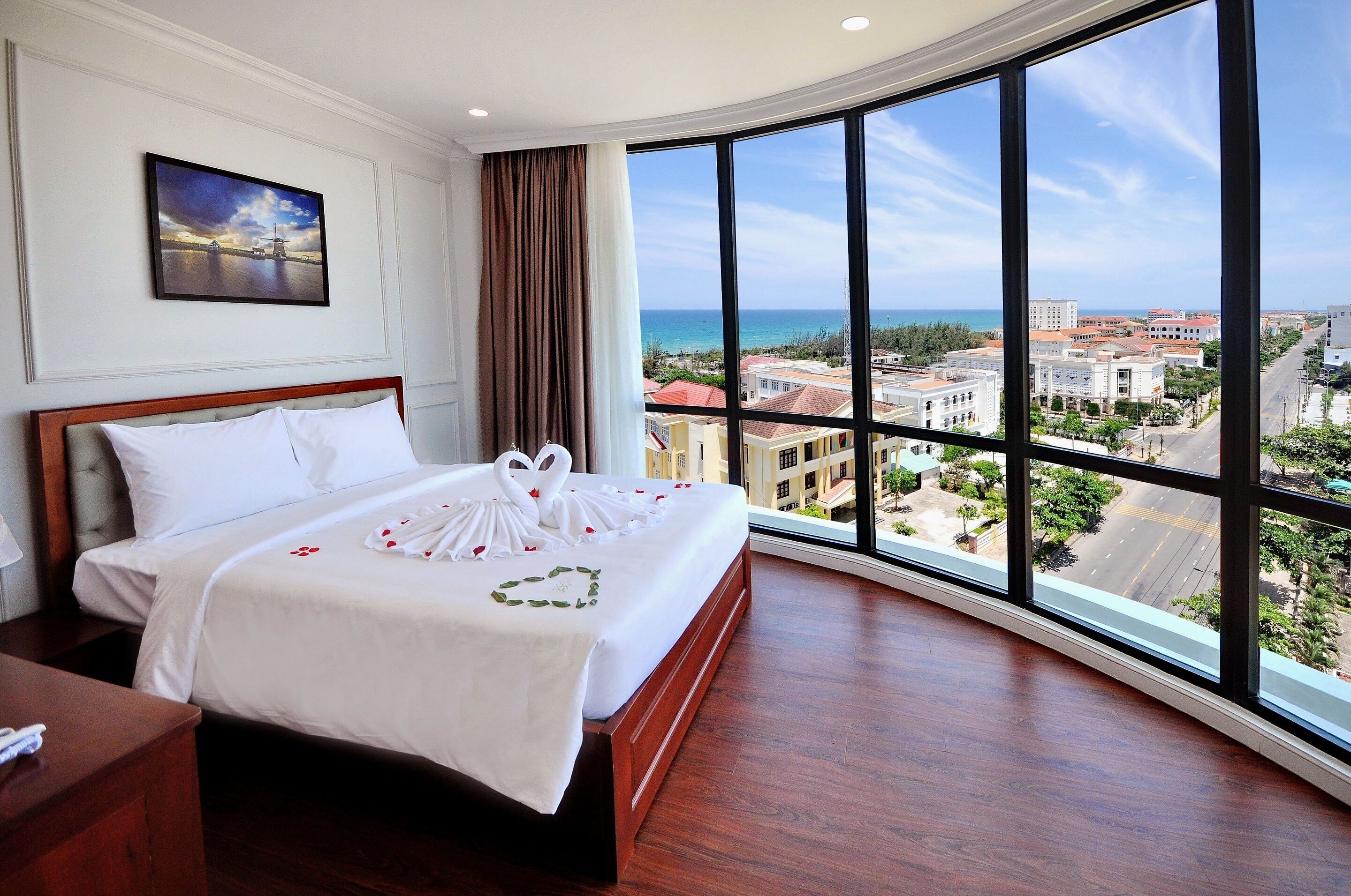 ميني بار وستائر تعتيم وتجهيزات عازلة للصوت ومكواة/لوح كي