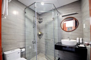 Shower, slippers, bidet, towels - Sunflower Hotel (Tuy Hoa)