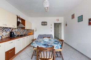 Großer Kühlschrank, Ofen