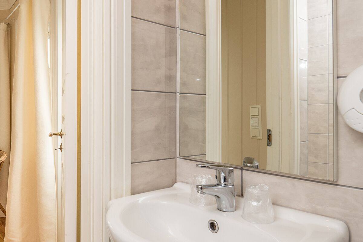 superior double room | bathroom | shower, towels