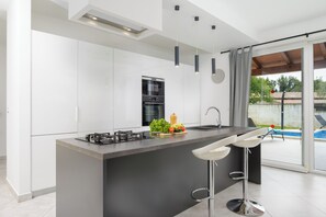 Kühlschrank, Mikrowelle, Ofen, Herdplatte