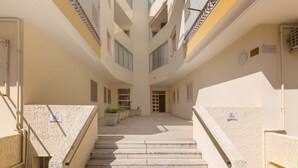 A multi-level building with a central staircase leading to a door at the top. - 2251 Appartamento Sara by Barbarhouse (Gallipoli)
