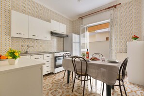 Appartement | Cuisine privée | Réfrigérateur grande capacité avec congélateur, un four