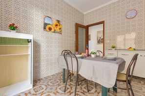 Appartement | Cuisine privée | Réfrigérateur grande capacité avec congélateur, un four