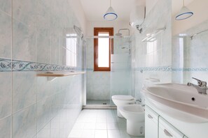 A bathroom with a shower, toilet, and sink. - 2257 Appartamento Venere (Nardò)