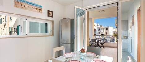 Een koelkast/vriezer, een oven