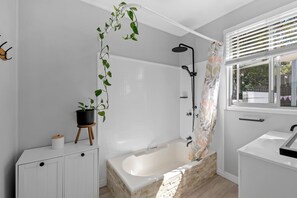 Haartrockner, Handtücher, Seife, Toilettenpapier