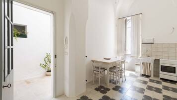 Frigorifero con congelatore, forno