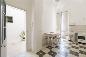 Großer Kühlschrank, Ofen