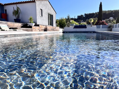 Single-storey villa with sea view in Hyères / Carqueiranne