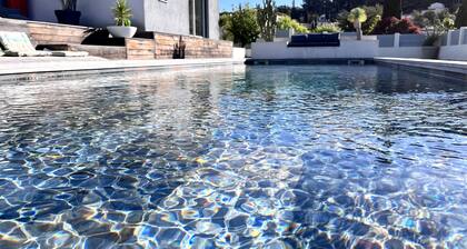 Single-storey villa with sea view in Hyères / Carqueiranne