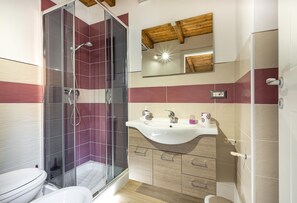 Apartment | Bathroom | Shower, hair dryer, towels