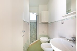 Apartment | Badezimmer | Dusche, Haartrockner, Handtücher