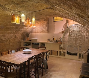 Frigorifero con congelatore, forno, lavastoviglie