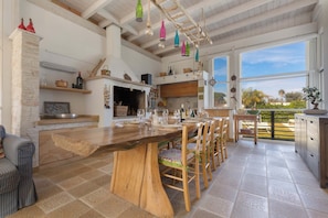 Großer Kühlschrank, Mikrowelle, Ofen, Geschirrspüler