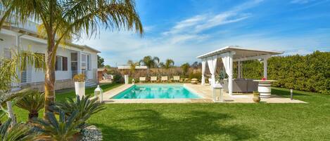 季节性开放的室外游泳池