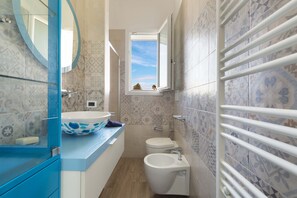 Villa | Baño | Ducha, secador de pelo y bidé