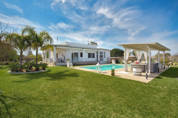 Una piscina al aire libre de temporada
