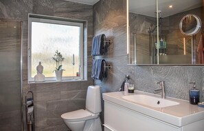 Shower, hair dryer - Stunning home in Sölvesborg with WiFi (Sölvesborg)