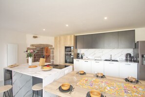 Fridge, microwave, oven, stovetop - Seaside heated pool villa for 8 people. (Kerlouan)