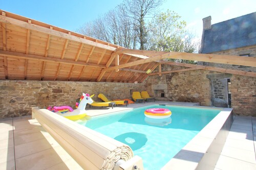 Seaside heated pool villa for 8 people.