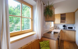 ثلاجة، موقد طهي مسطح، غسالة أطباق، ماكينة لصنع القهوة/الشاي