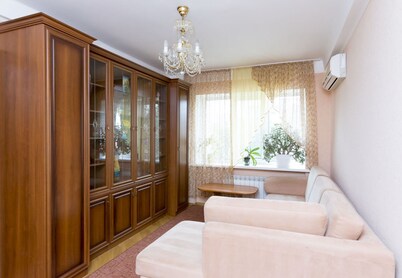 1 BR near Circus