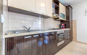 Kühlschrank, Ofen, Herdplatte, Wasserkocher mit Kaffee-/Teezubehör