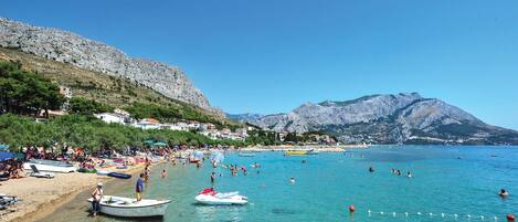 Una spiaggia nelle vicinanze