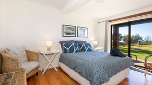 3 bedrooms, iron/ironing board, travel crib, free WiFi - Endless Summer - Pet Friendly Absolute Beachfront (Culburra Beach)