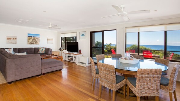 TV, Netflix, DVD player, books - Endless Summer - Pet Friendly Absolute Beachfront (Culburra Beach)
