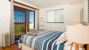 3 bedrooms, iron/ironing board, travel crib, free WiFi - Endless Summer - Pet Friendly Absolute Beachfront (Culburra Beach)