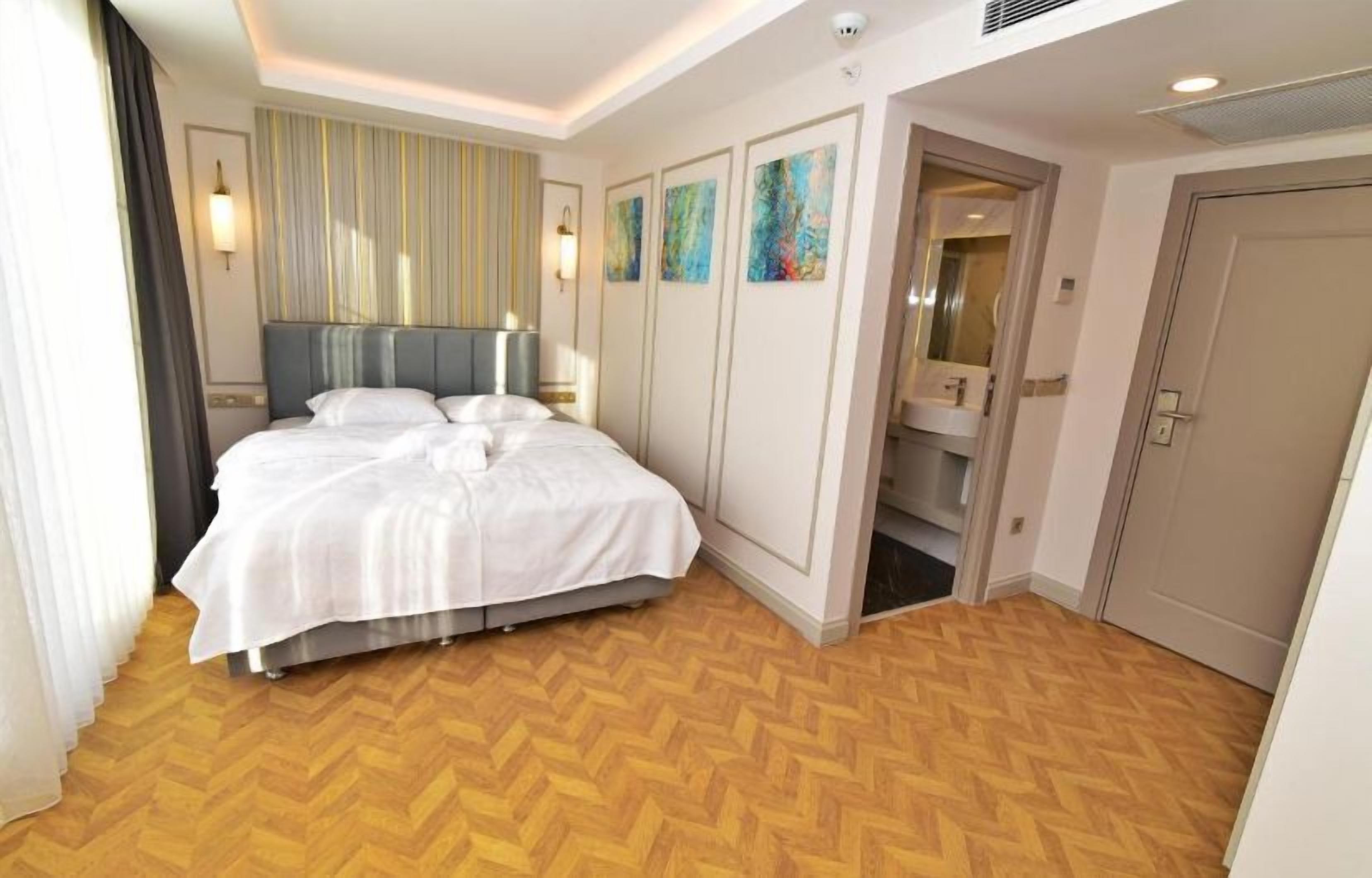 Peralatan tempat tidur premium, bar mini, peti besi dalam bilik, meja 