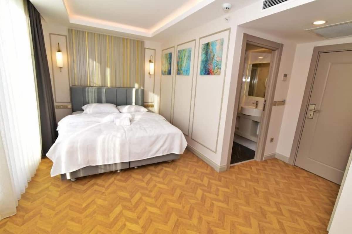 Premium bedding, minibar, in-room safe, desk