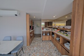 Daily continental breakfast for a fee - Serai Hotel (Istanbul)