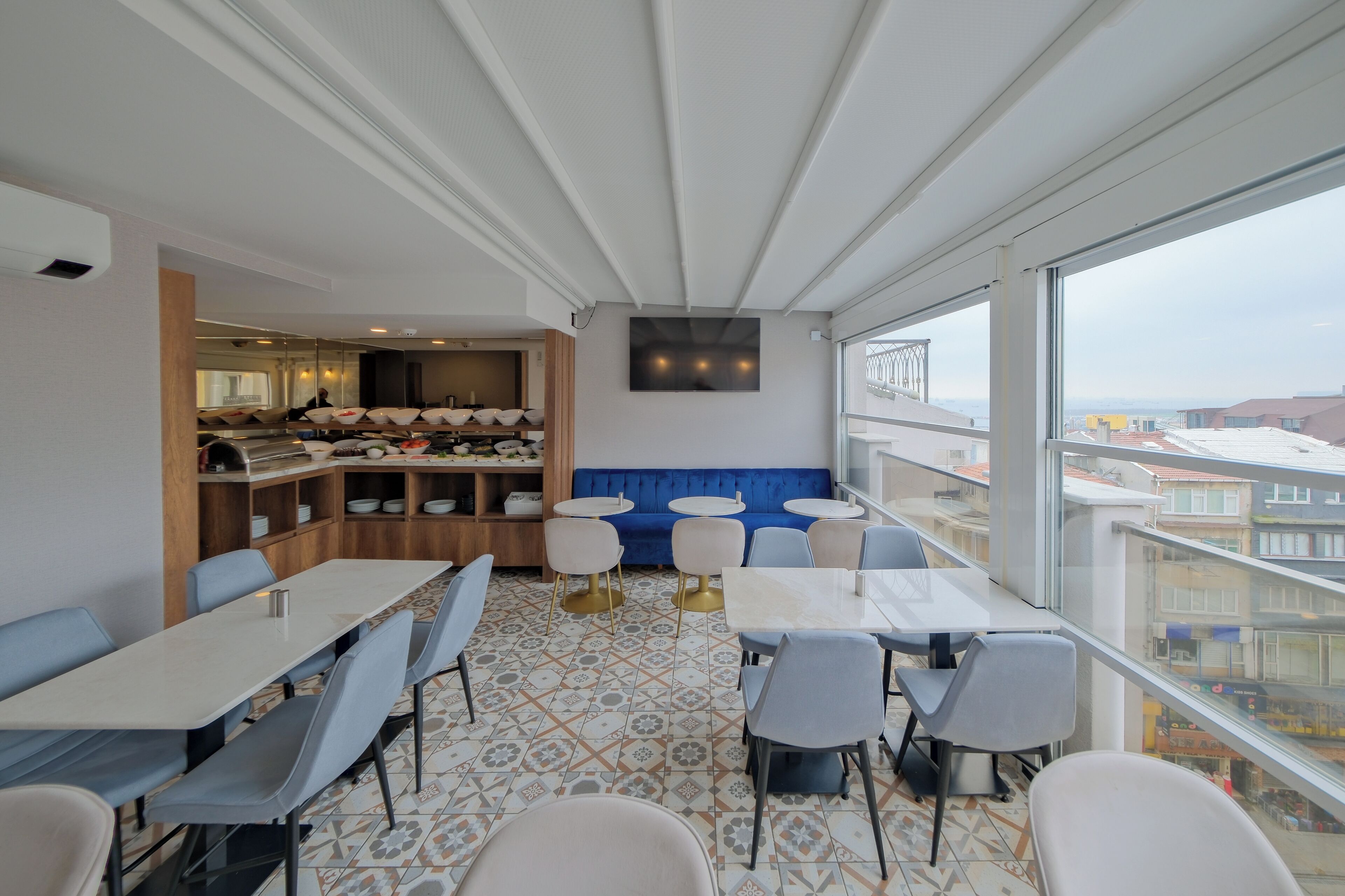 Daily continental breakfast (EUR 15 per person)