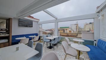 Tägliches kontinentales Frühstück (15 EUR pro Person)