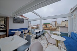 Colazione continentale, servita tutte le mattine (15 EUR a persona) 