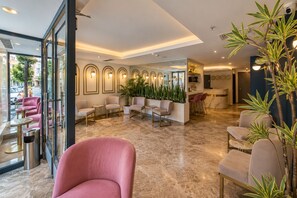 Living area - Serai Hotel (Istanbul)