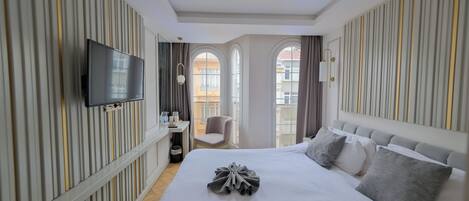 Superior Room | Bathroom | Shower, hair dryer, slippers, towels
