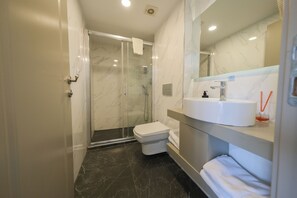 Deluxe-rum - balkong - viss havsutsikt | Sängtillbehör av högsta kvalitet och minibar