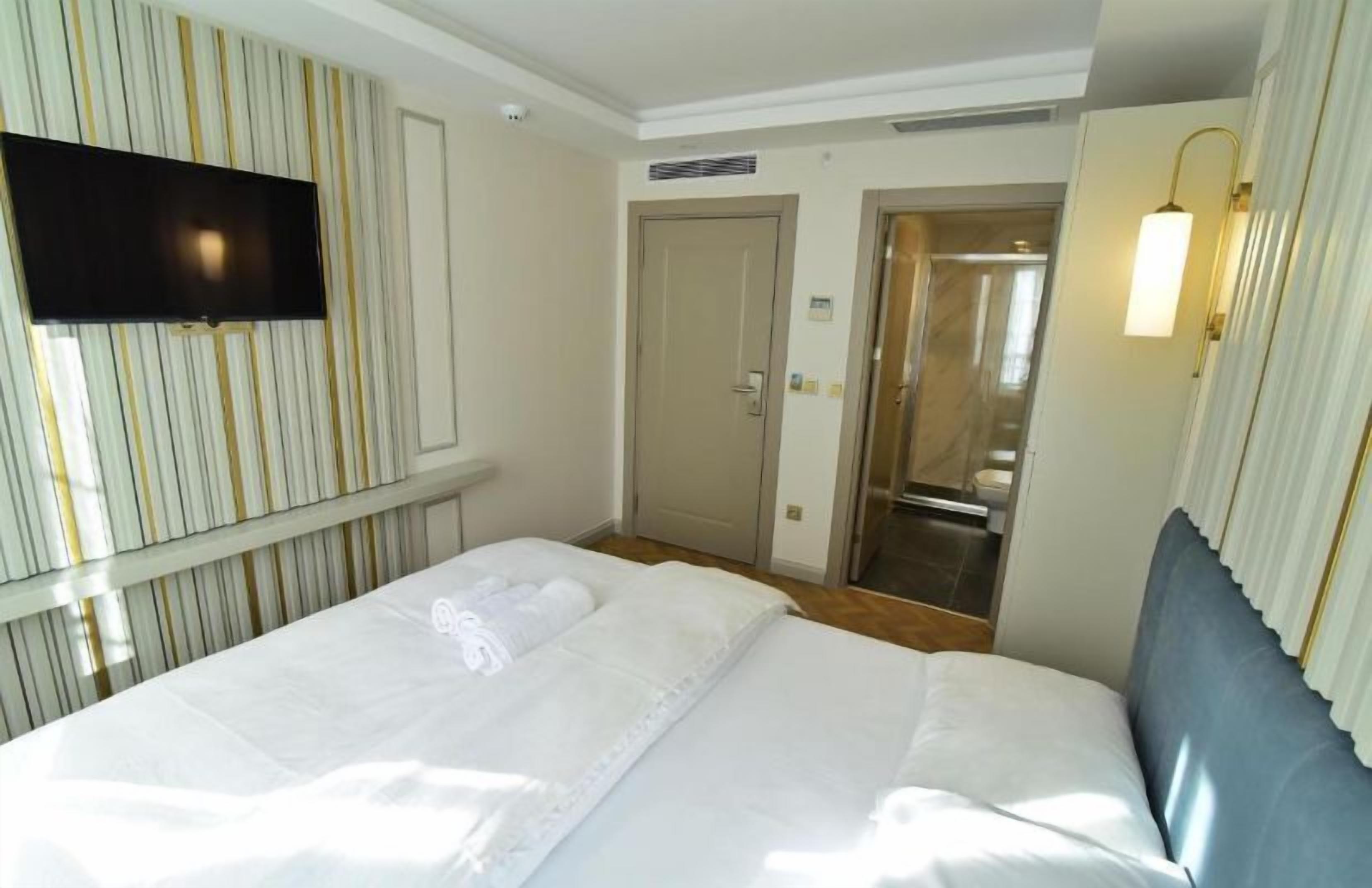 Peralatan tempat tidur premium, bar mini, peti besi dalam bilik, meja 