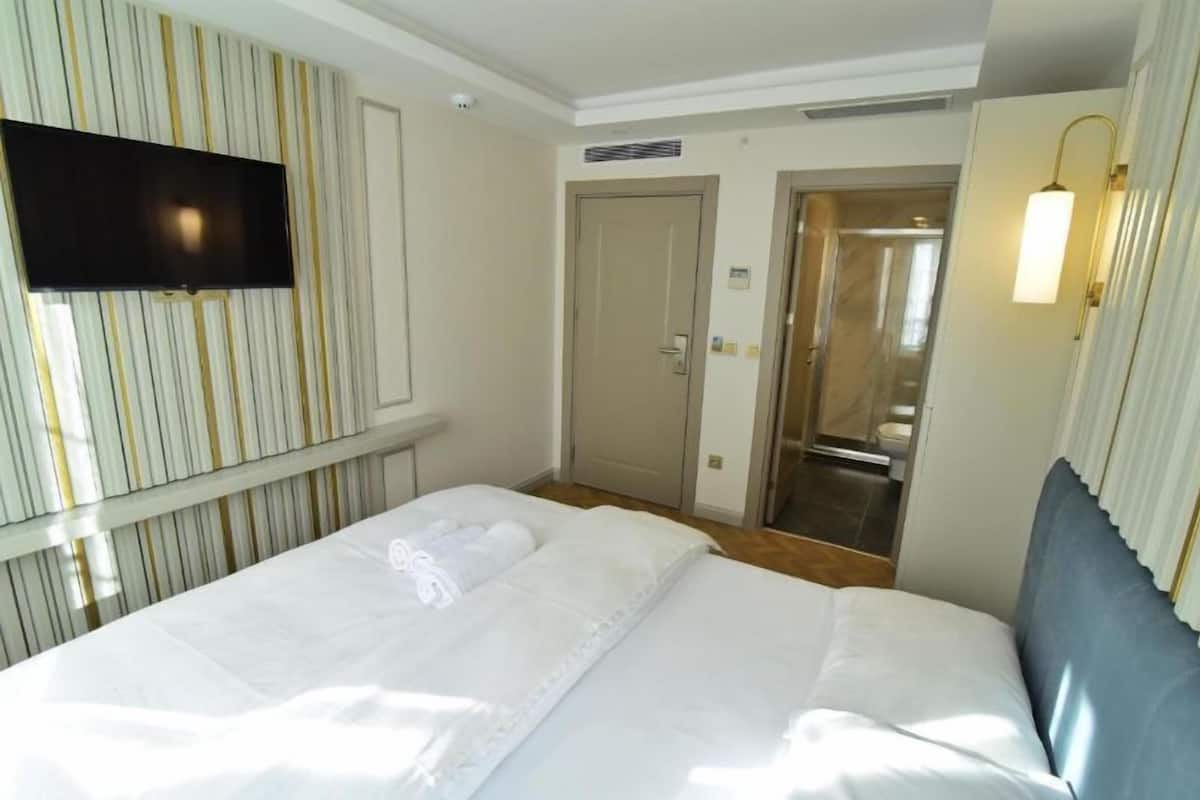 Premium bedding, minibar, in-room safe, desk