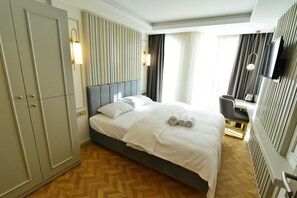 Habitación superior | Ropa de cama de alta calidad, minibar, caja fuerte y escritorio