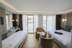 Camera Deluxe, balcone, vista mare parziale | Biancheria da letto di alta qualità, minibar, cassaforte in camera