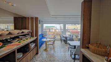 Dagelijks continentaal ontbijt (EUR 15 per persoon)