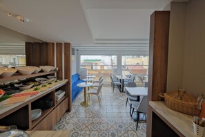 每日供应欧陆式早餐（每人 EUR 15）