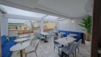 Daily continental breakfast (EUR 15 per person)